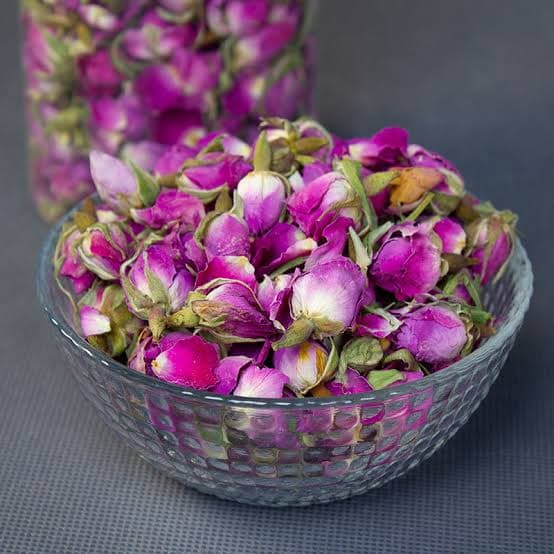 غنچه گل محمدی برای چای با عطر دلنشین و طبیعی